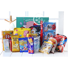 将图片加载到图库查看器，Popular Korean Snack Gift set (All in one with gift box) 畅吃韩国年货大礼盒进口礼包送女友吃货情人礼物零食膨化儿童食品
